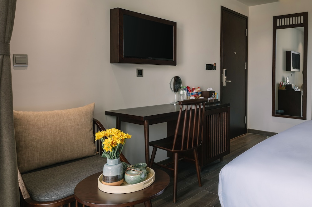 King Suite, Pool View - Photo 5