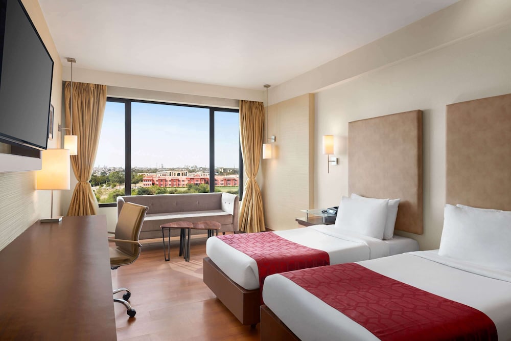 Premier Room, 2 Twin Beds, Non Smoking, City View - Photo 1