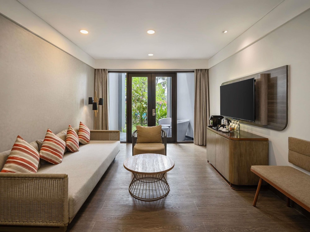 Deluxe Room, 1 King Bed, Garden View (Premium) - Photo 4