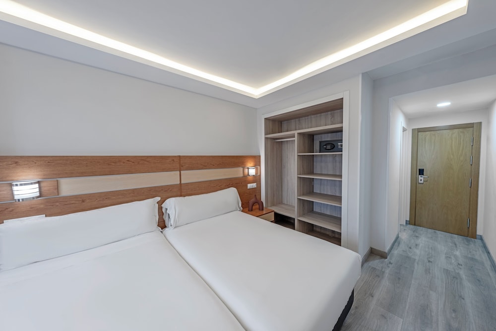 2 Single Beds - Photo 2