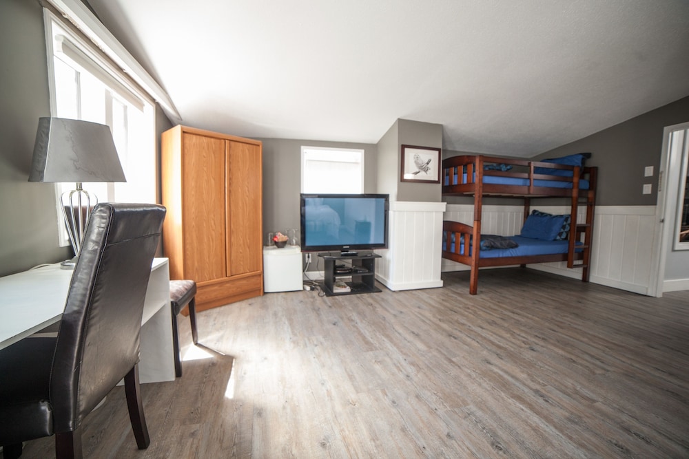 North Suite photo 2