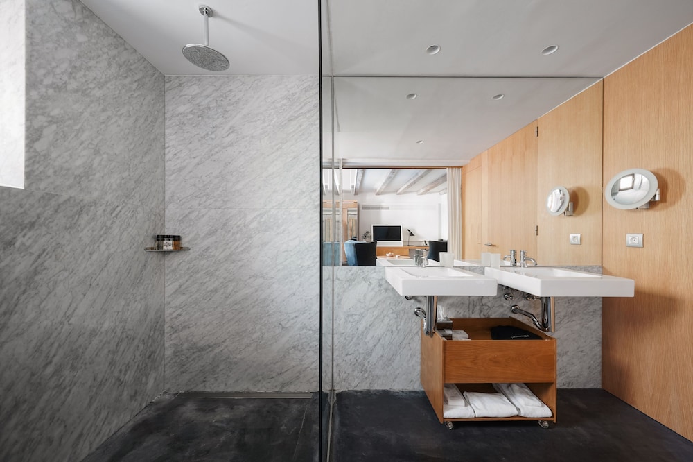 Deluxe Duplex, Bathtub - Photo 5