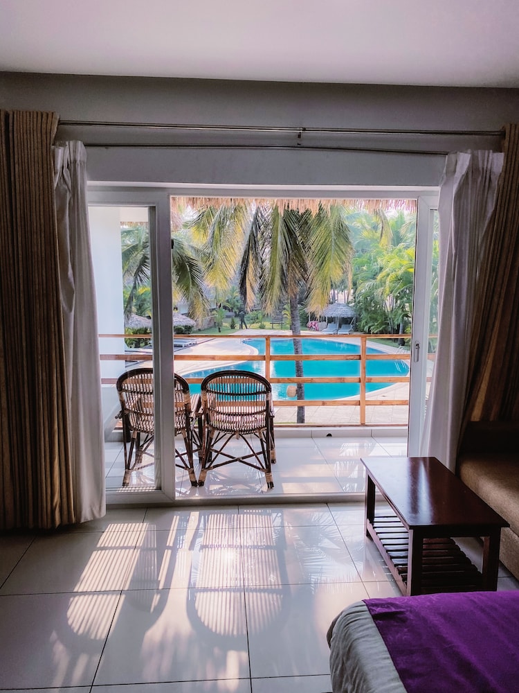 Premier Pool View photo 2