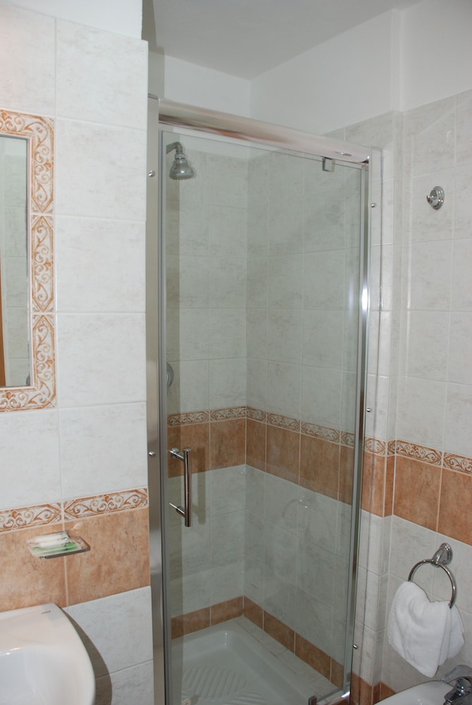 Economy Double or Twin Room - Photo 10
