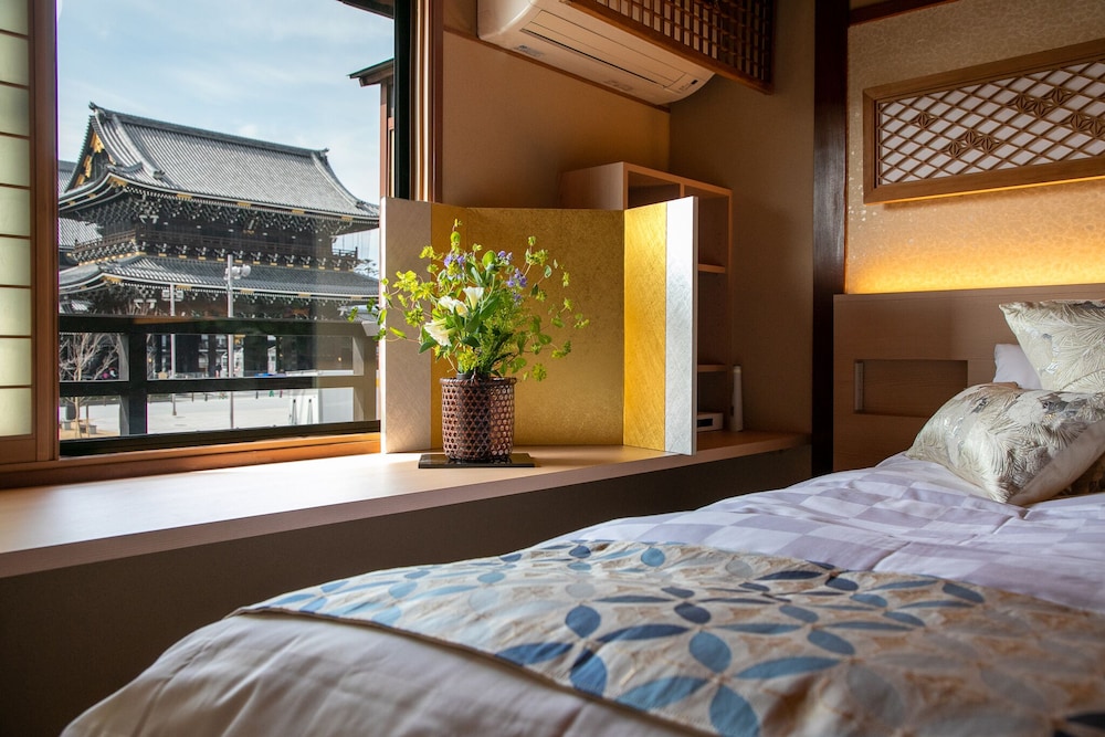 Japanese Style Room for 1-4 Guests with private bathroom, Non Smoking, Temple view photo 1