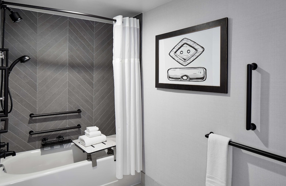 Room, 1 King Bed, Accessible, Bathtub - Photo 8