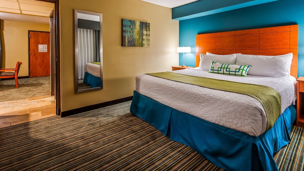 Suite, 1 Queen Bed, Accessible, Refrigerator & Microwave (with Sofabed) - Photo 1