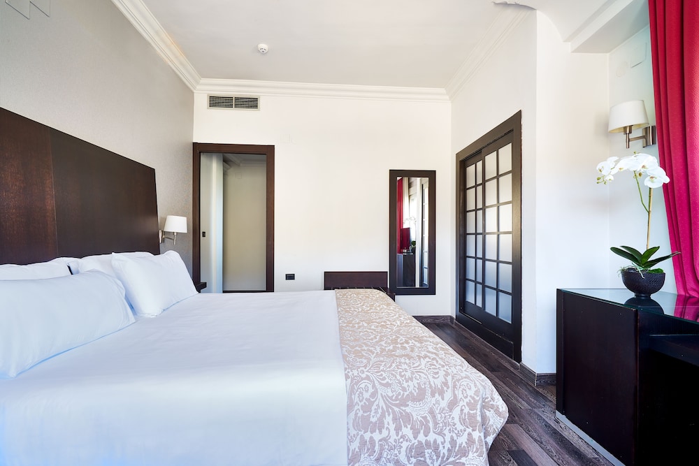 Double or Twin Room - Photo 10