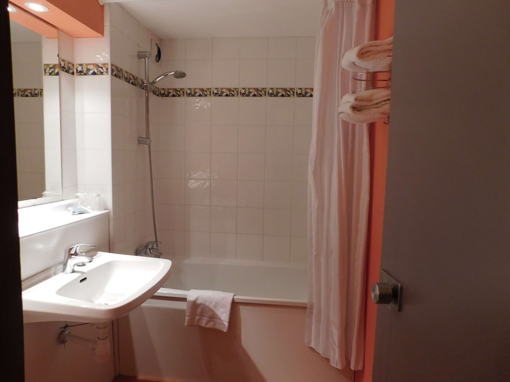 Standard Room, 2 Twin Beds - Photo 8