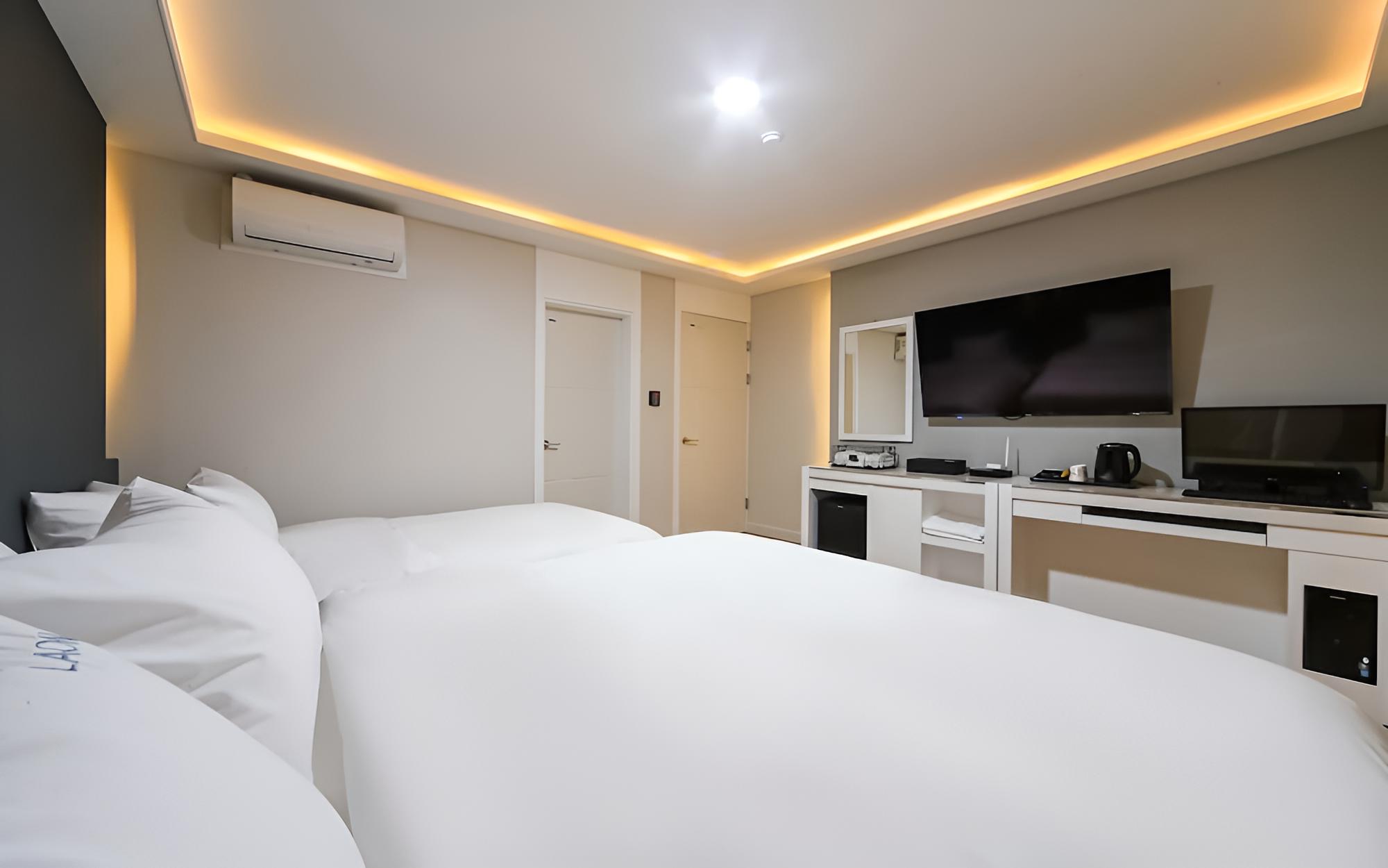 Room (Twin-double single (high-end hotel be) photo 3