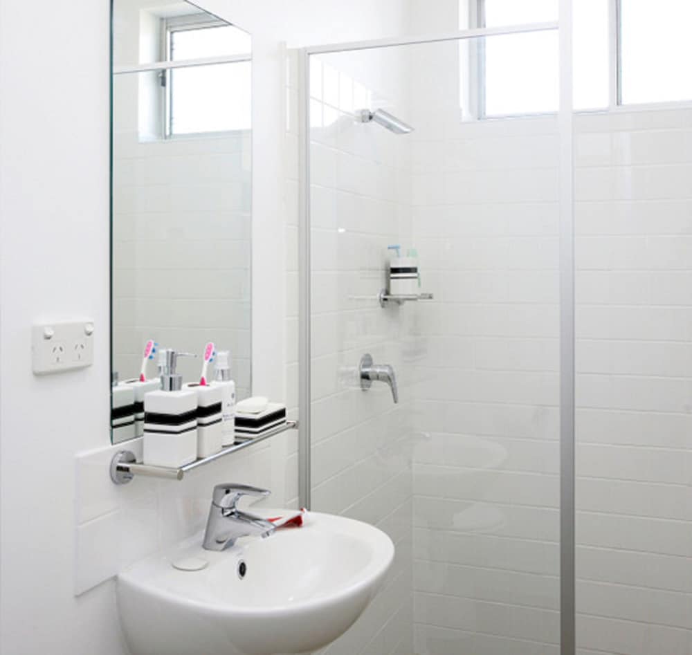 Shared Apartment (1 Bedroom in a 5 Bedroom Apartment) photo 2