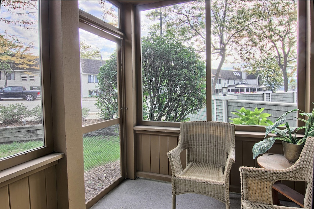 Deluxe Condo, 1 Bedroom (1 King and 1 Sofa Sleeper) photo 2