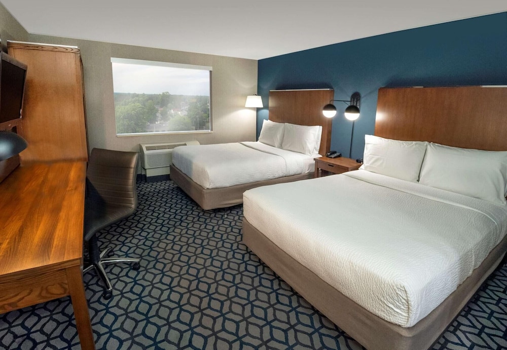 Standard Room, 2 Queen Beds, Pool View - Photo 5