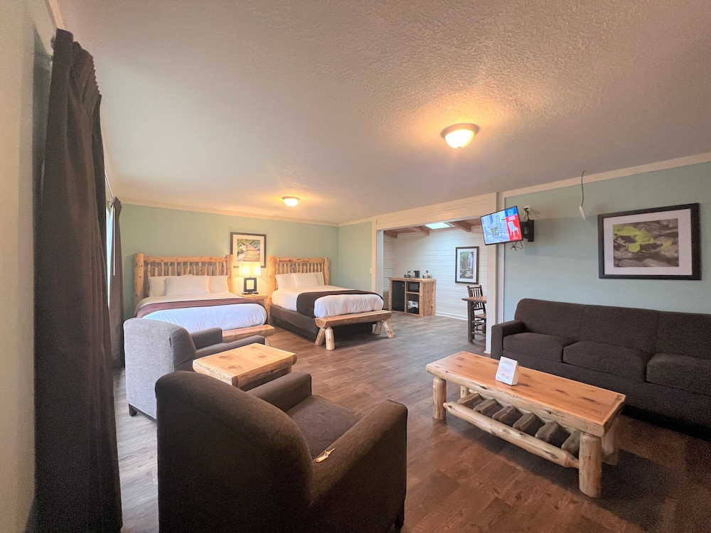 Inn Room 2 Queen Deluxe Suite photo 1
