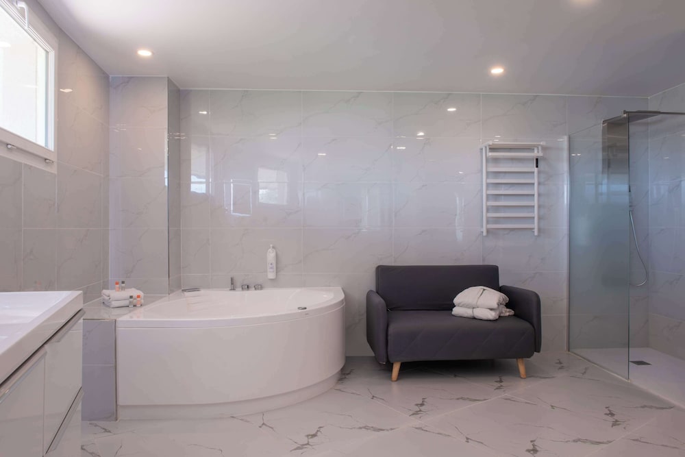 Suite, 2 Bedrooms - Photo 2