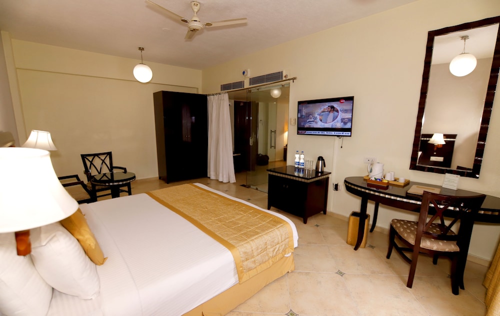 Suite, 1 King Bed - Photo 2
