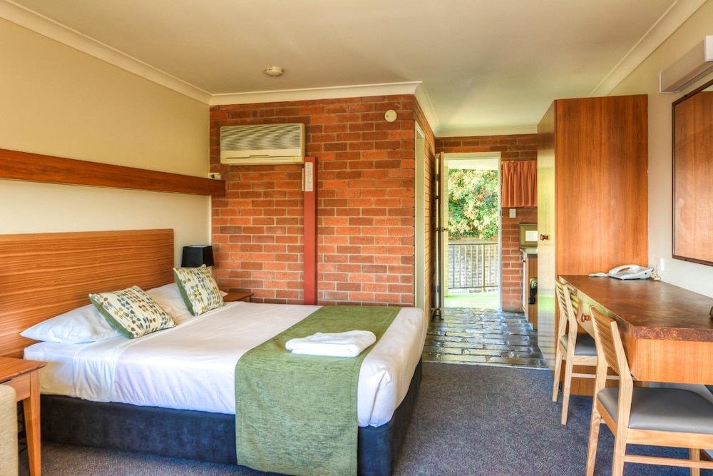 Queen Mountain View with Sofa Bed photo 3