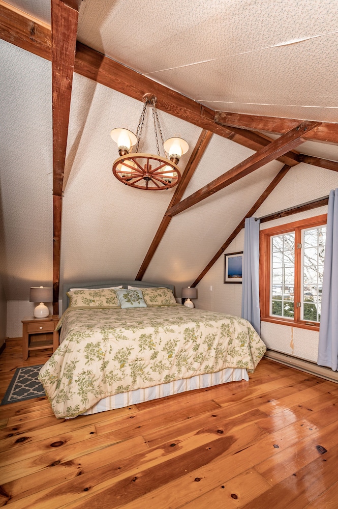 Superior Room, 1 King Bed, Non Smoking, Garden View photo 3