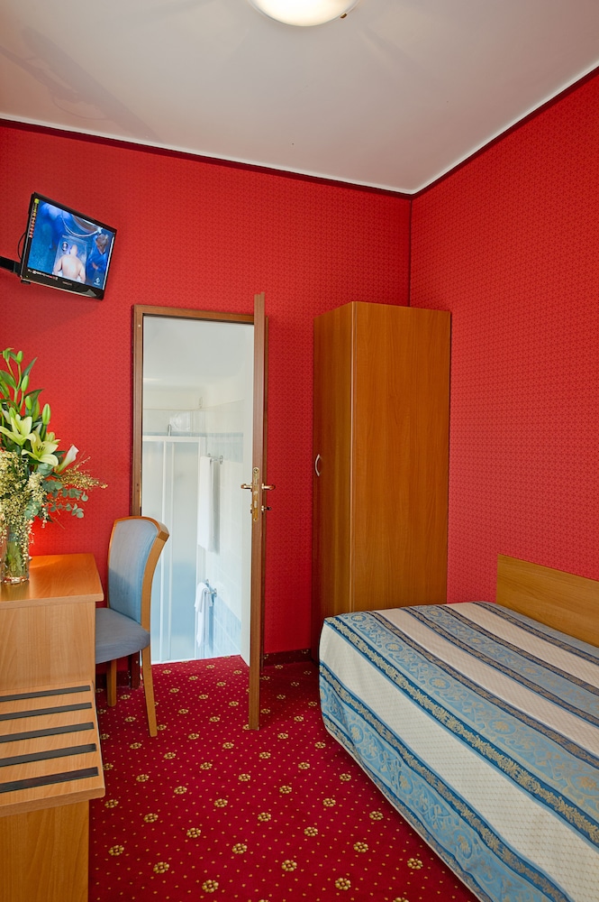 Standard Double or Twin Room photo 3