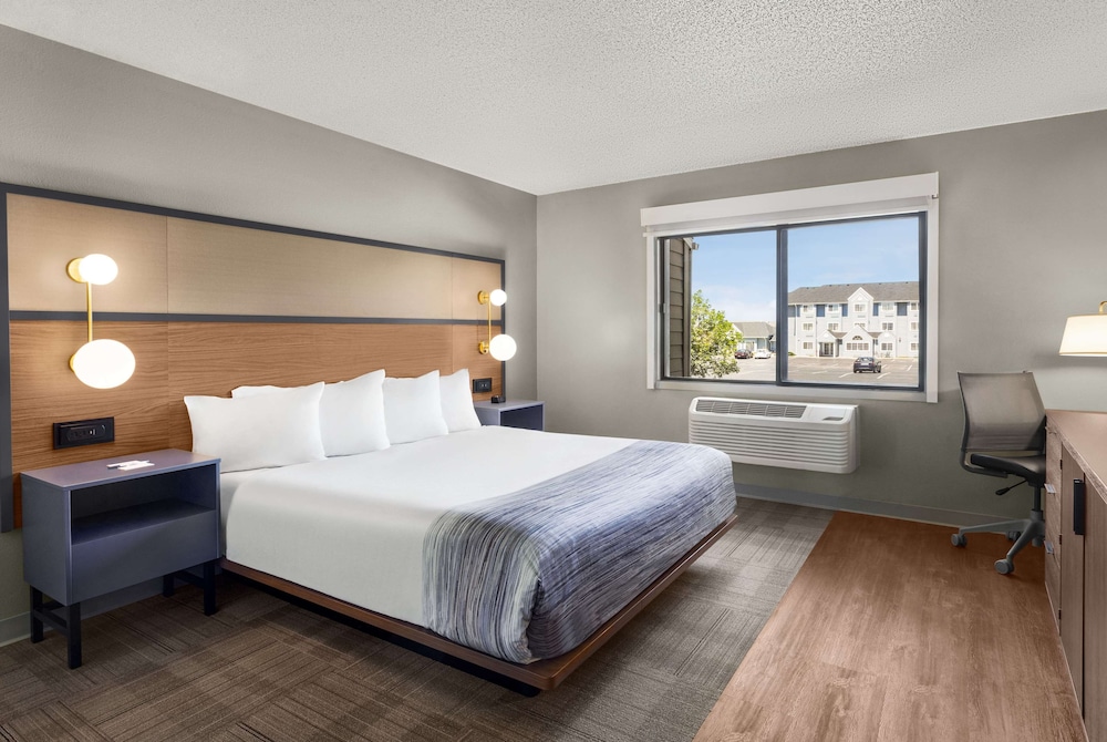 Deluxe Suite, 1 King Bed, Non Smoking - Photo 7