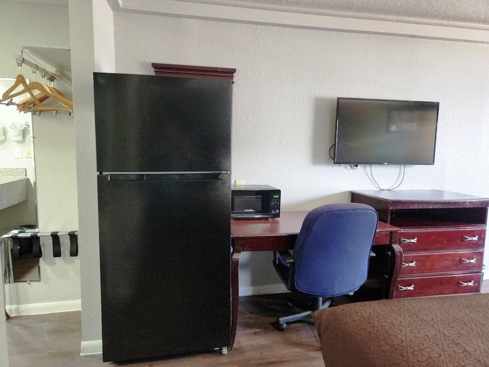 Deluxe Room, 1 King Bed, Smoking, Refrigerator & Microwave - Photo 7