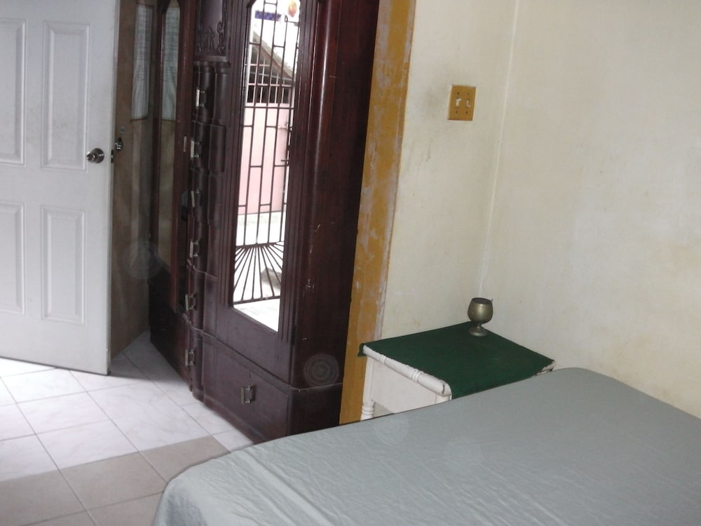 Basic Single Room, 1 Queen Bed photo 3