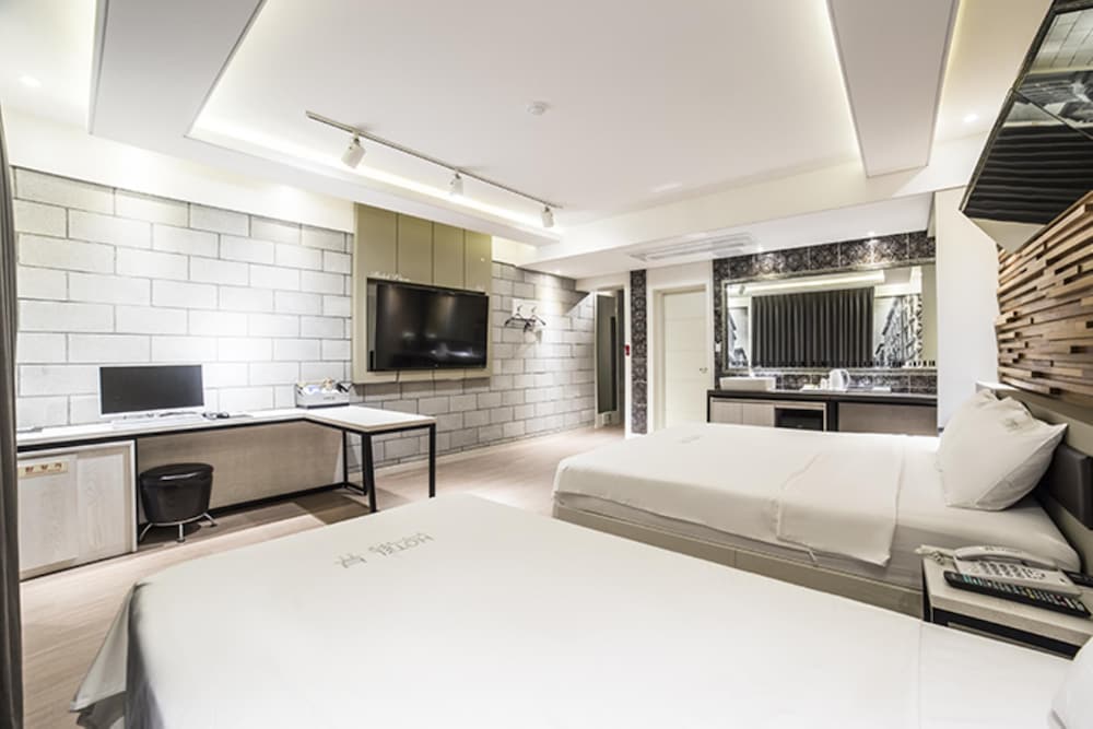 Standard Twin Room, Multiple Beds, Non Smoking, City View photo 2