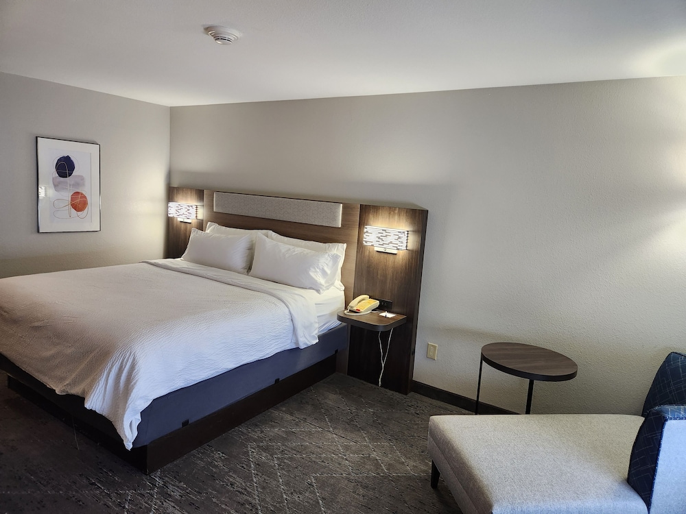 Standard Room, 1 King Bed - Photo 7