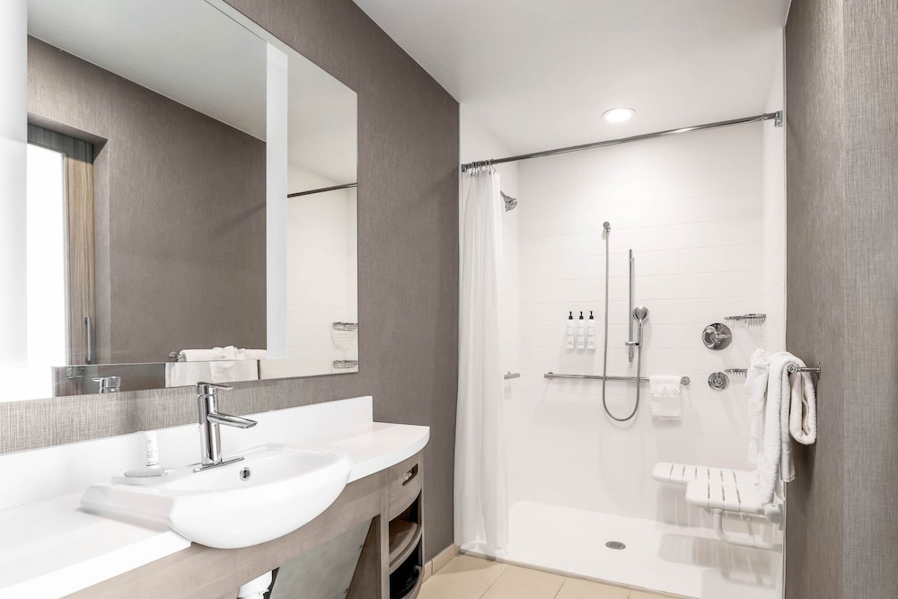 Suite, 1 Bedroom (Mobility/Hearing Access, Roll-In Shwr) - Photo 4
