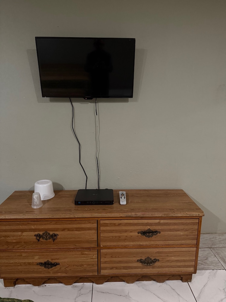 Weekly Two Queen Bed With Kitchen, Smoking photo 2