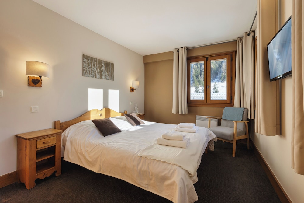 Family Apartment, Multiple Bedrooms, 2 Bathrooms (Vallorcine Loriaz 35 ski in / ski out) photo