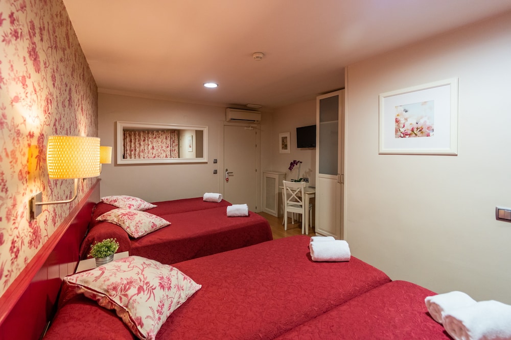 City Quadruple Room - Photo 4