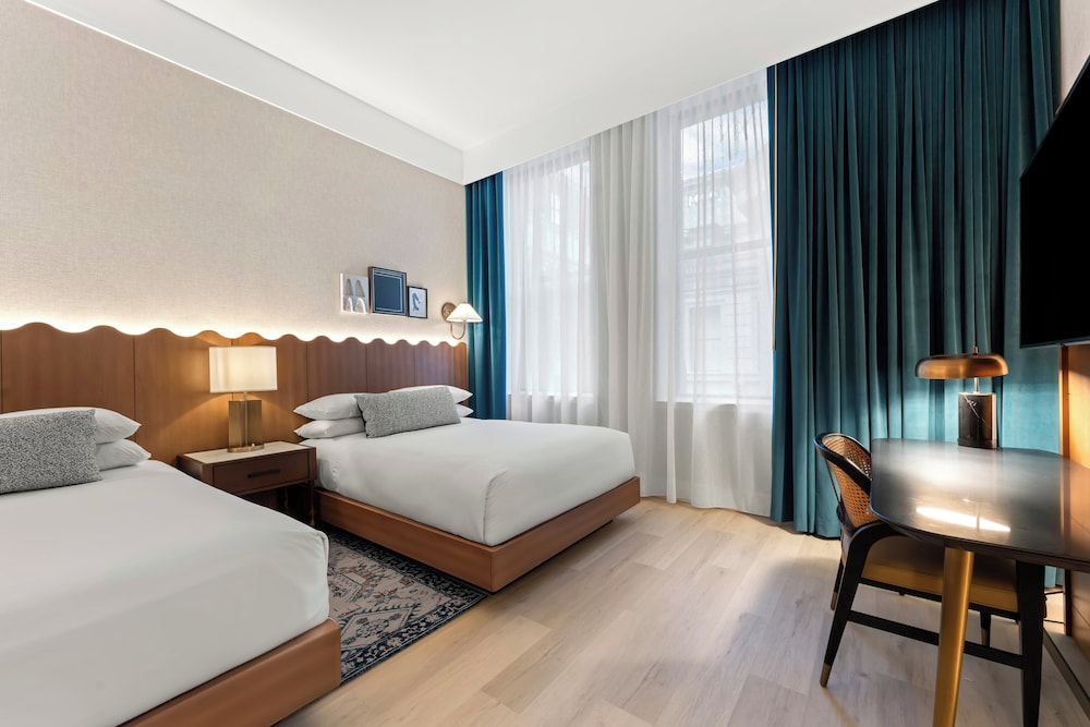 Suite, 2 Queen Beds - Photo 2