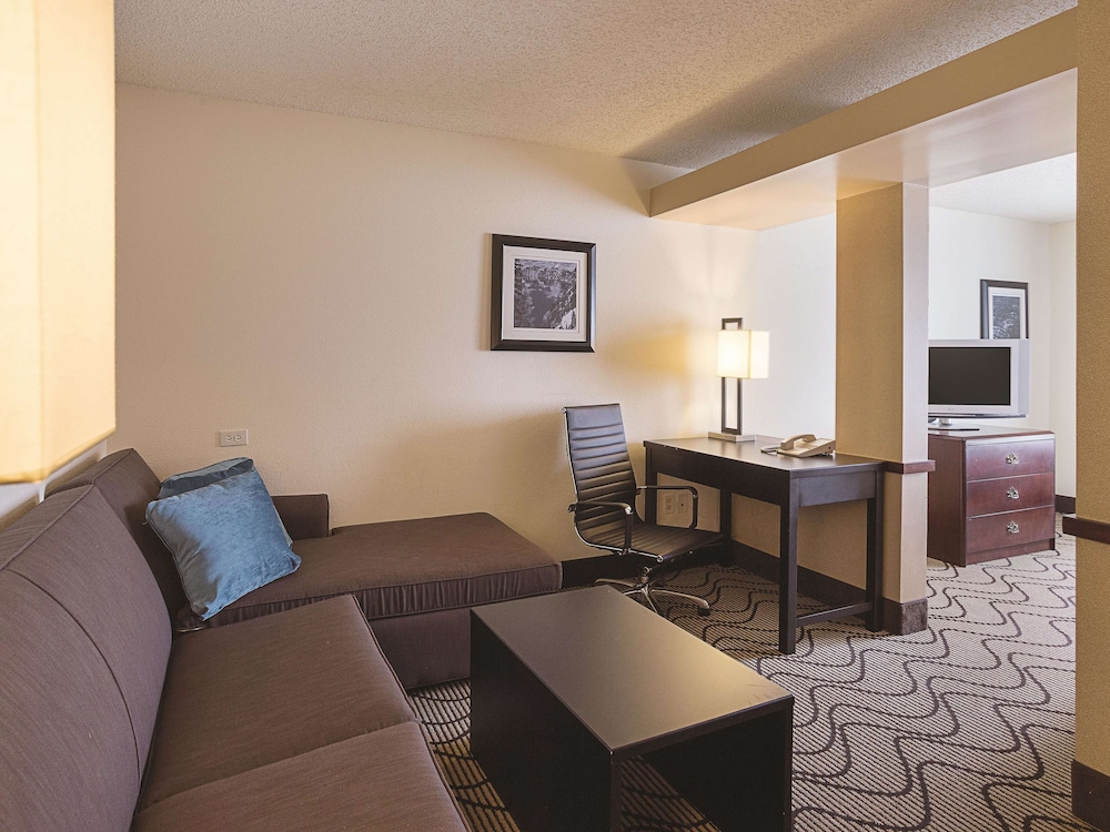 Studio Suite, 1 King Bed, Non Smoking - Photo 1