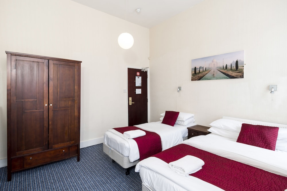 Double and single room with shared bathroom photo 1