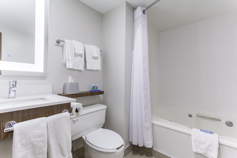 Suite, 1 Queen Bed with Sofa bed, Jetted Tub - Photo 4