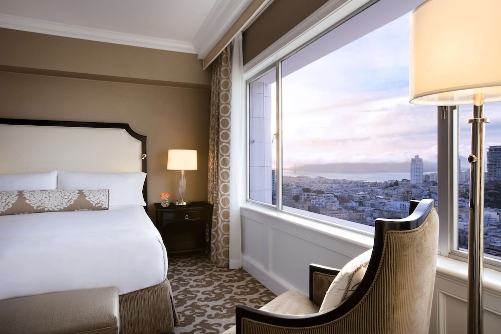 Signature Suite, 1 King Bed with Sofa bed, Mobility Accessible, Bay View