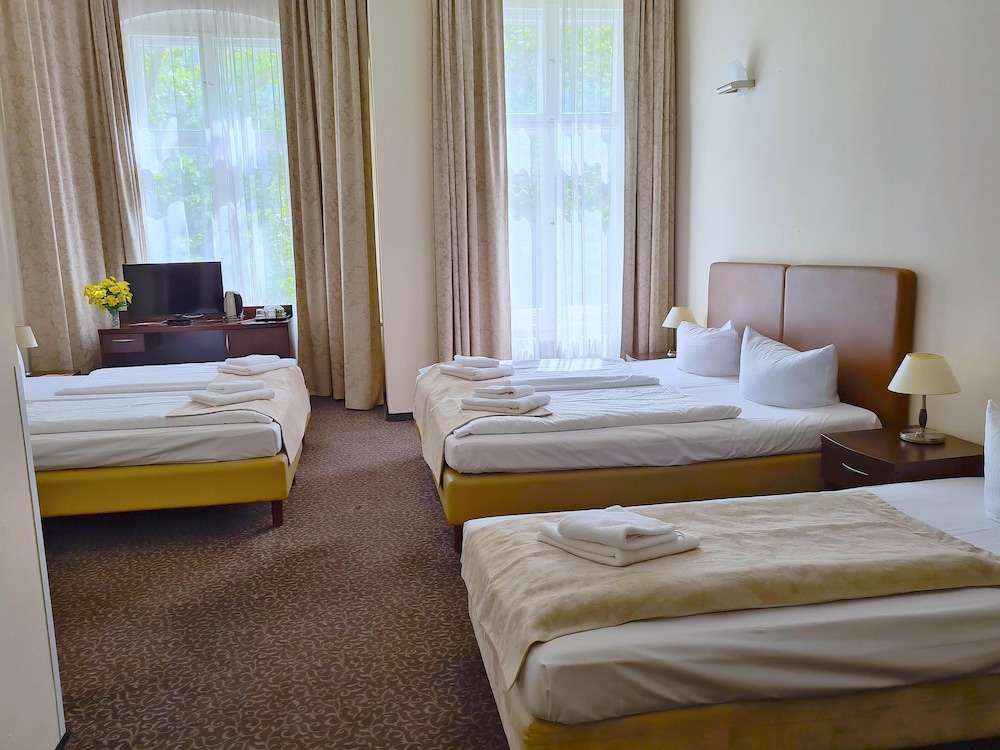 Family Quintuple Room thumbnail 5