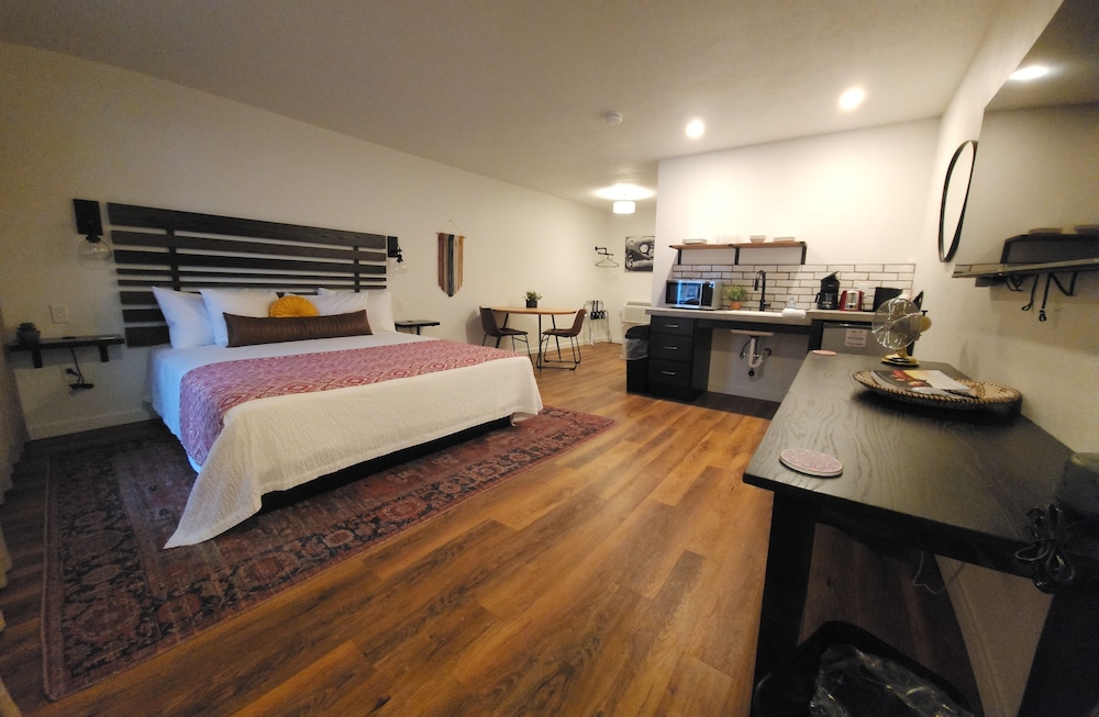 Room, 1 King Bed, Accessible, Kitchenette photo 1