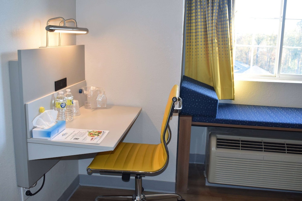 Deluxe Room, 1 Queen Bed, Non Smoking - Photo 2