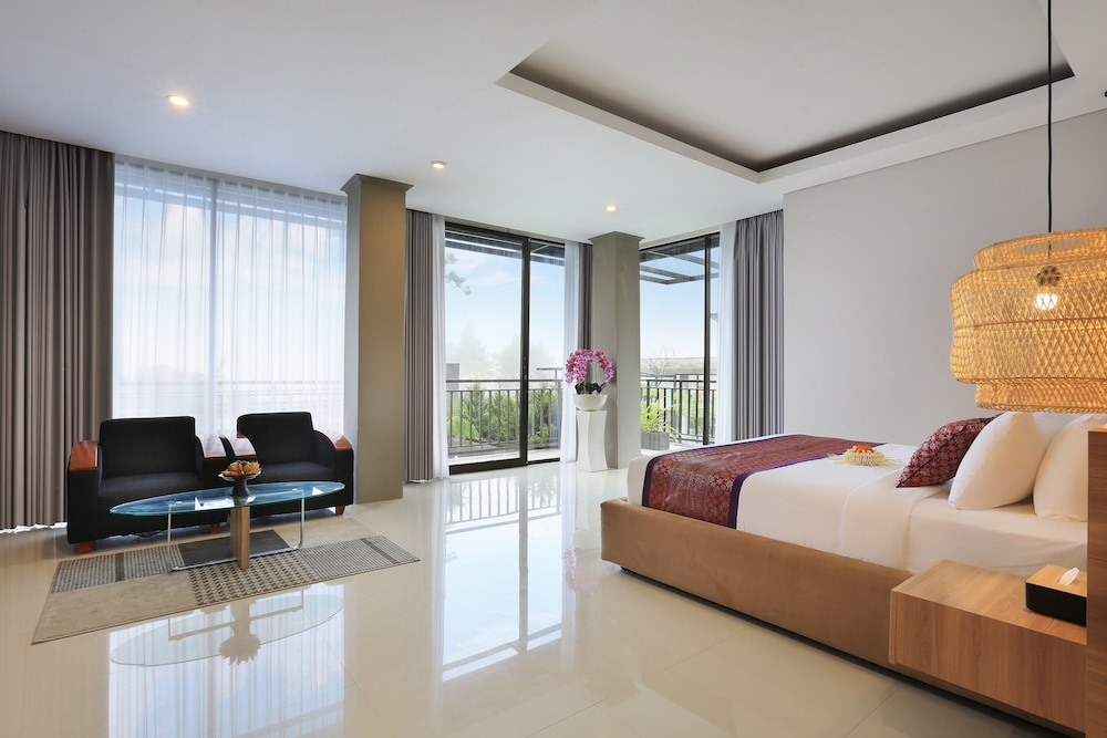 Suite Pool View - Photo 2