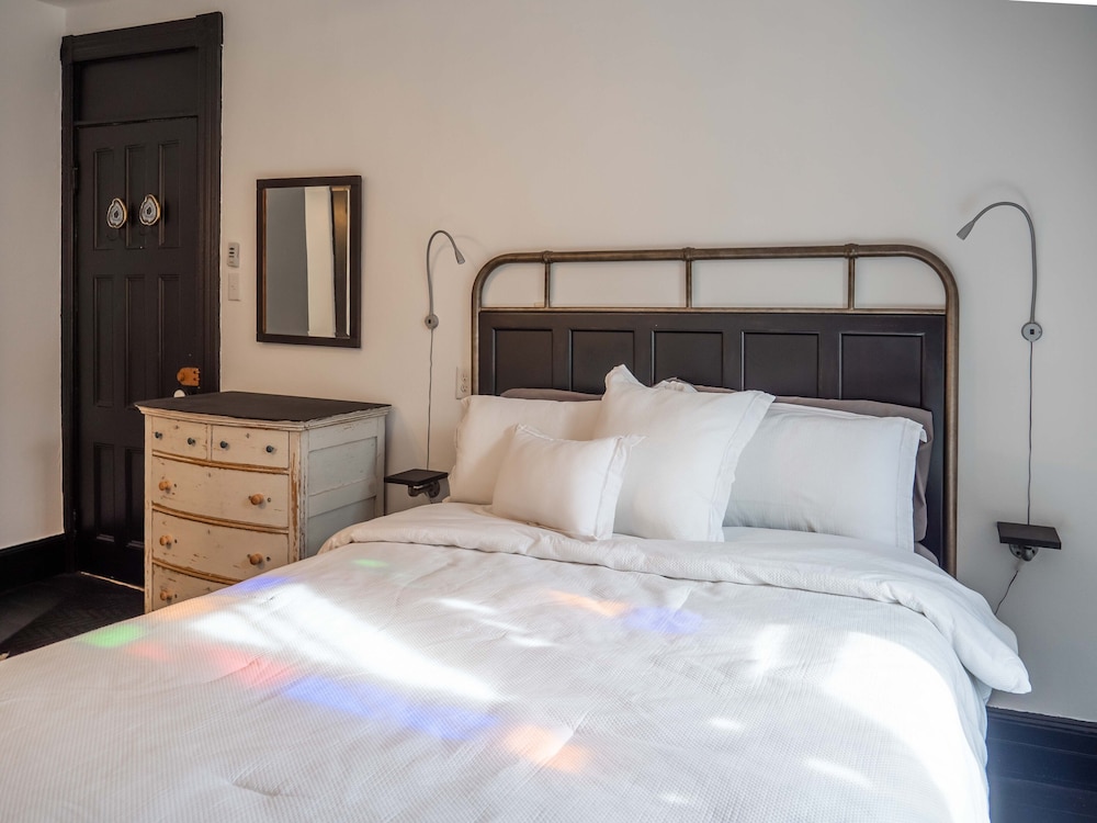 Bushkill Room, 2nd Floor, 1 Queen Bed, Non Smoking, Private Bathroom across hall photo 1