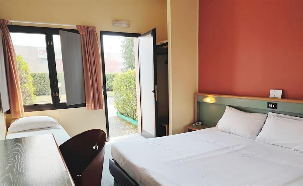 Economy Double Room photo 2