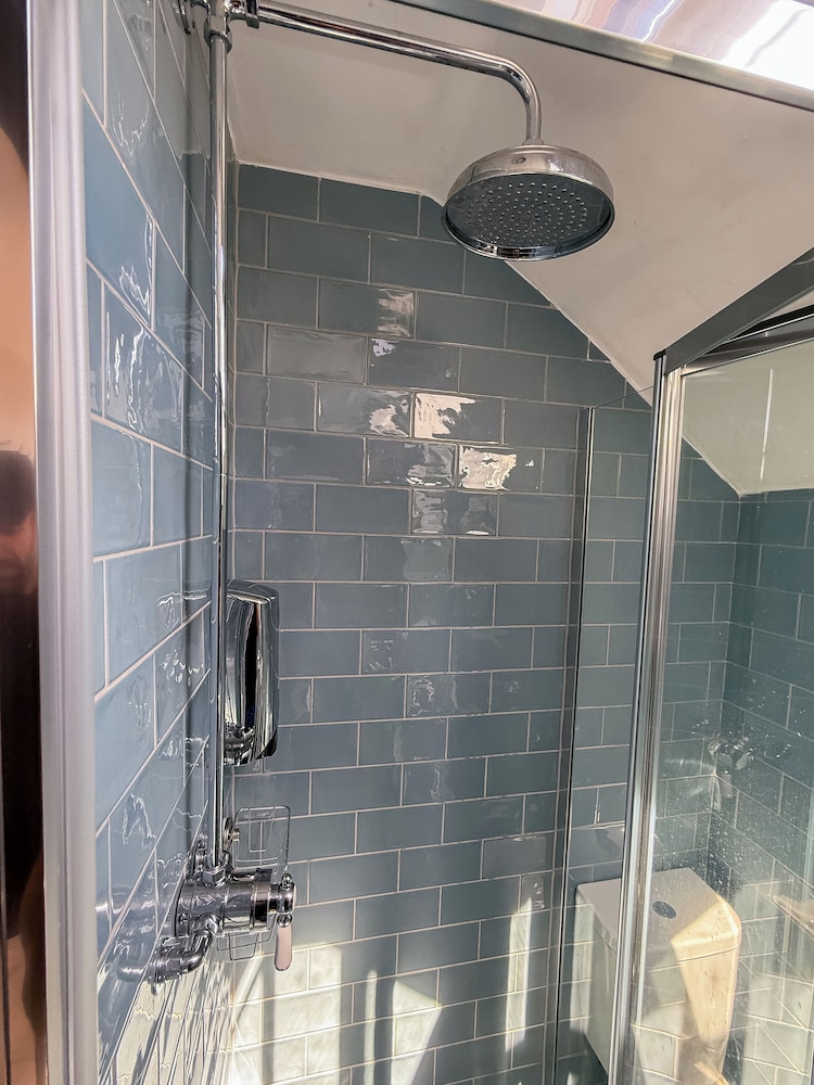 Shared Dormitory, Women only, Ensuite (6 Bed) photo 3