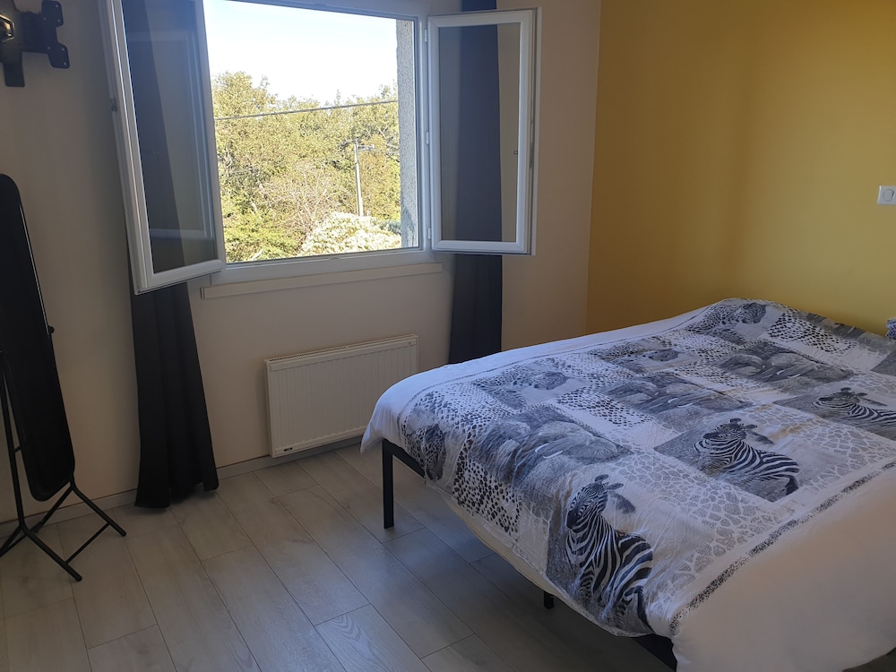 Room, Garden View