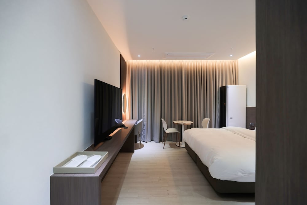 Deluxe King Room - Photo 8