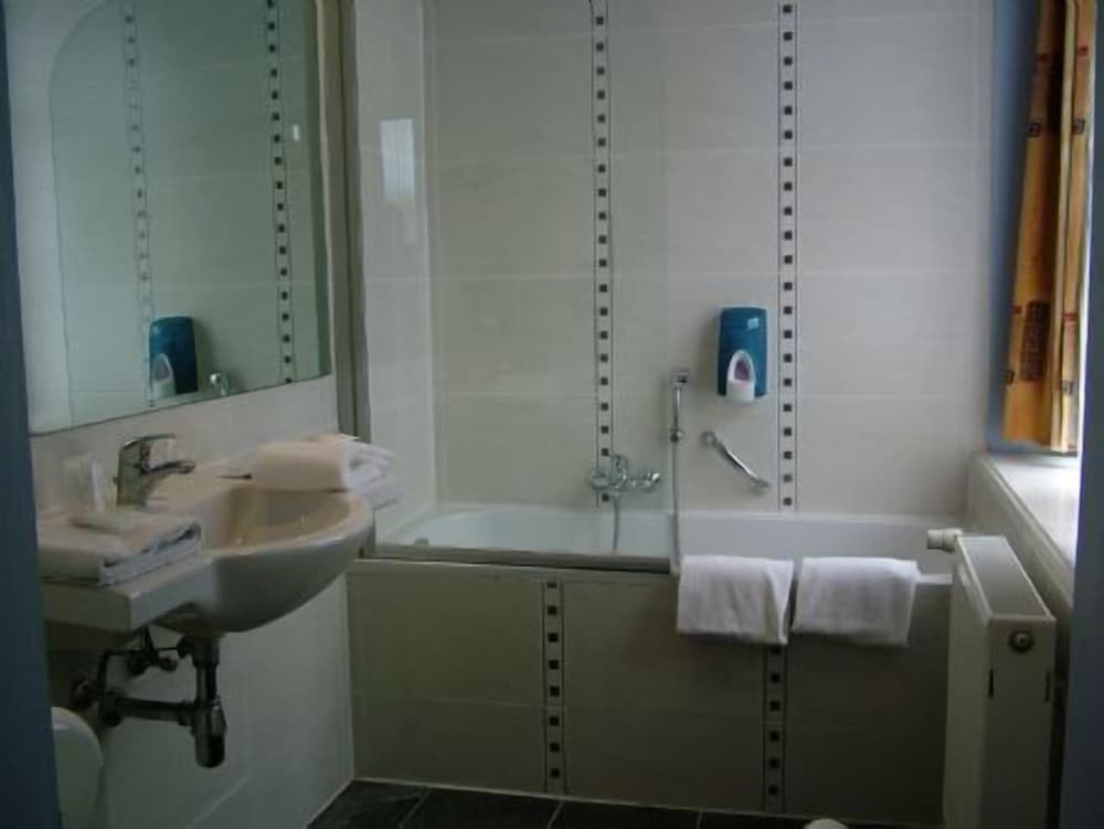 Double or Twin Room (Budget) - Photo 13