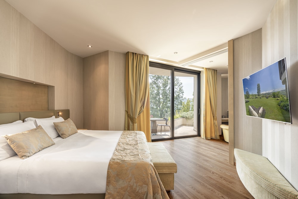 Suite, Terrace (Gold)