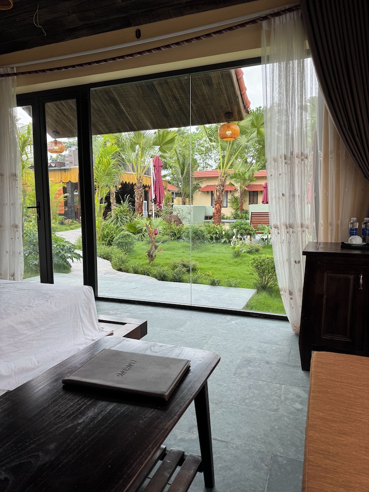 Superior Double Room, 1 King Bed, Pool View photo 1