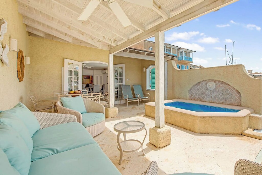 Signature Three bedroom lagoon front photo 2